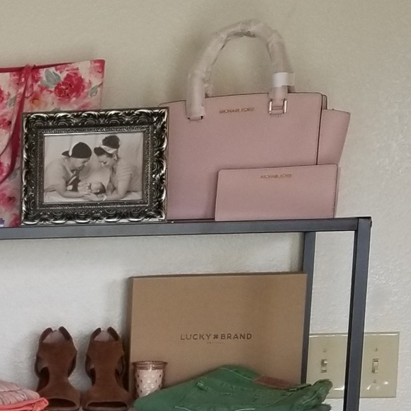 🎉Sale🎉 Michael Kors | Bundle - Picture 2 of 2